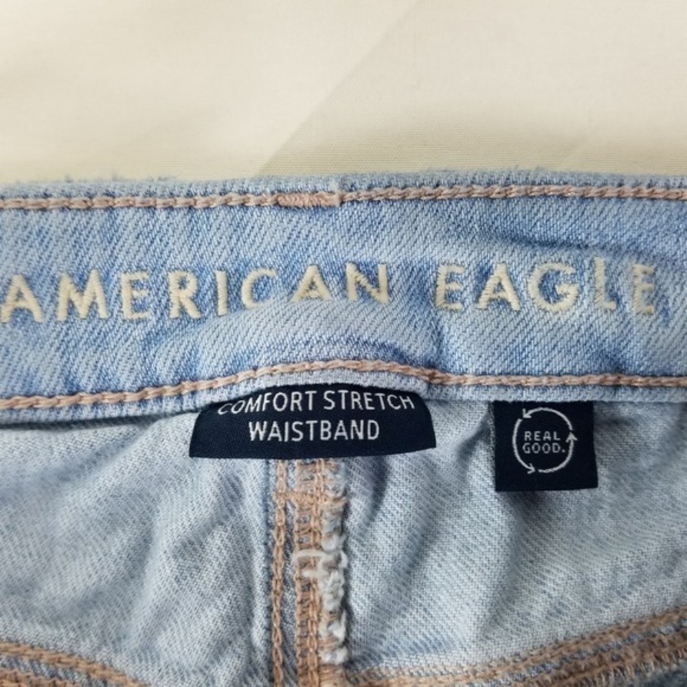 American Eagle Mom Jean Light Wash Distressed High Waisted Denim Blue 4 Short - Picture 8 of 11